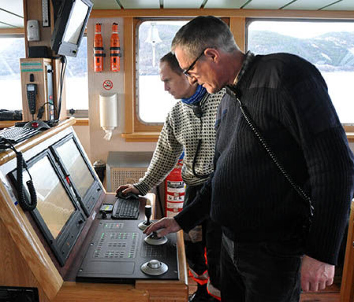 Kaptein Arve Knudsen og driftsleder Svenn Ove Linde om bord på FF "Gunnerus" bruker dynamisk posisjonering (DP) til å holde fartøyet stabilt under undervannsoperasjonene. (Foto: NGU) Kaptein Arve Knudsen og driftsleder Svenn Ove Linde om bord på FF "Gunnerus" bruker dynamisk posisjonering (DP) til å holde fartøyet stabilt under undervannsoperasjonene. (Foto: NGU)