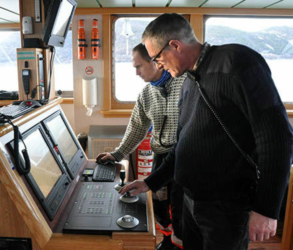Kaptein Arve Knudsen og driftsleder Svenn Ove Linde om bord på FF 'Gunnerus' bruker dynamisk posisjonering (DP) til å holde fartøyet stabilt under undervannsoperasjonene. (Foto: NGU)