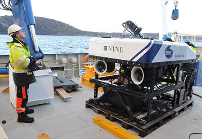 Driftsleder Svenn Ove Linde på FF "Gunnerus" sender undervannsfarkosten ned i dypet i Trondheimsfjorden. (Foto: NGU) Driftsleder Svenn Ove Linde på FF "Gunnerus" sender undervannsfarkosten ned i dypet i Trondheimsfjorden. (Foto: NGU)