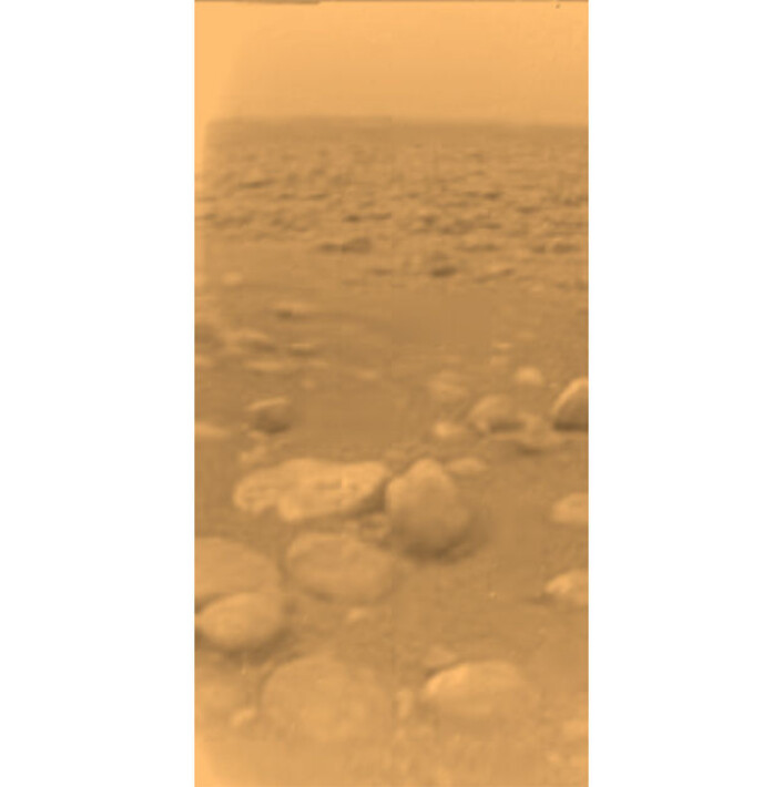 Overflaten på Titan sett av den europeiske romsonden Huygens 14. januar 2004. (Foto: ESA/NASA/JPL/University of Arizona) Overflaten på Titan sett av den europeiske romsonden Huygens 14. januar 2004. (Foto: ESA/NASA/JPL/University of Arizona)
