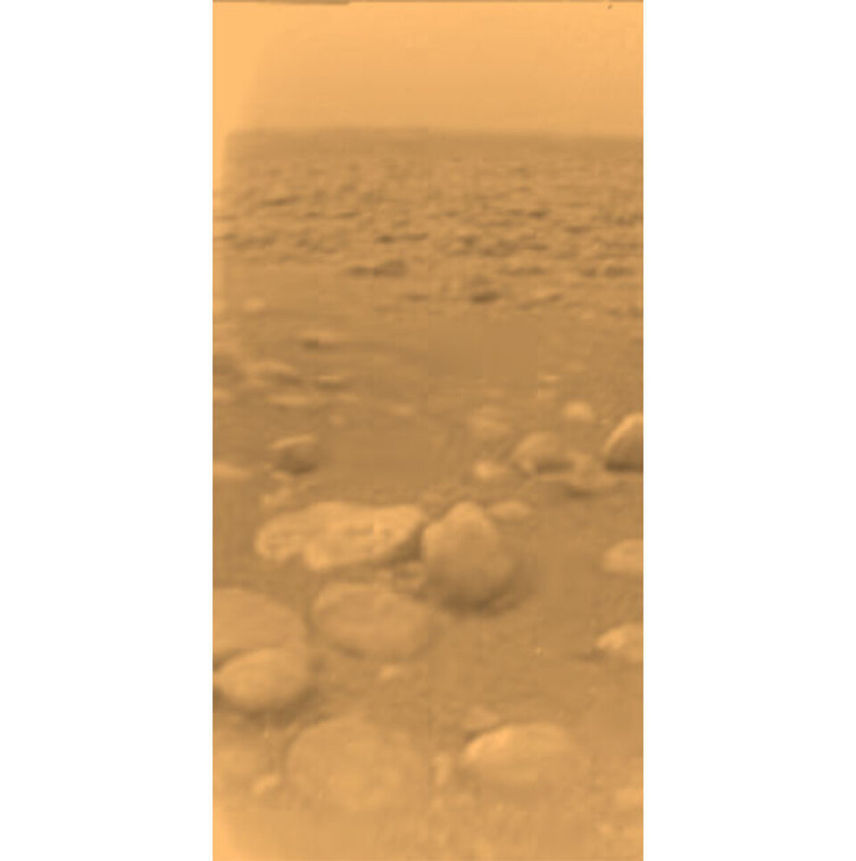 Overflaten på Titan sett av den europeiske romsonden Huygens 14. januar 2004. (Foto: ESA/NASA/JPL/University of Arizona)