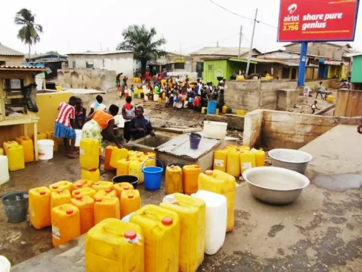 Å stå i kø for å hente vann i kanner er dagligdags for mange i Ghana. (Foto: CSIR)