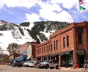 Downtown Aspen, Colorado. Ifølge de statistiske analysene som forskerne gjorde, var det færre lungekrefttilfeller på steder som dette, enn i lavereliggende deler av landet. (Foto: Daniel Case/ Wikimedia Commons under GNU Fri dokumentasjonslisens) Downtown Aspen, Colorado. Ifølge de statistiske analysene som forskerne gjorde, var det færre lungekrefttilfeller på steder som dette, enn i lavereliggende deler av landet. (Foto: Daniel Case/ Wikimedia Commons under GNU Fri dokumentasjonslisens)