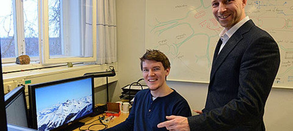 Professor Anders Malthe-Sørenssen (til høyre) får en halv million kroner av Olav Thon for å ha modernisert fysikkundervisningen, her med doktorgradsstudent Svenn-Arne Dragly.  (Foto: Hilde Lynnebakken/UiO)