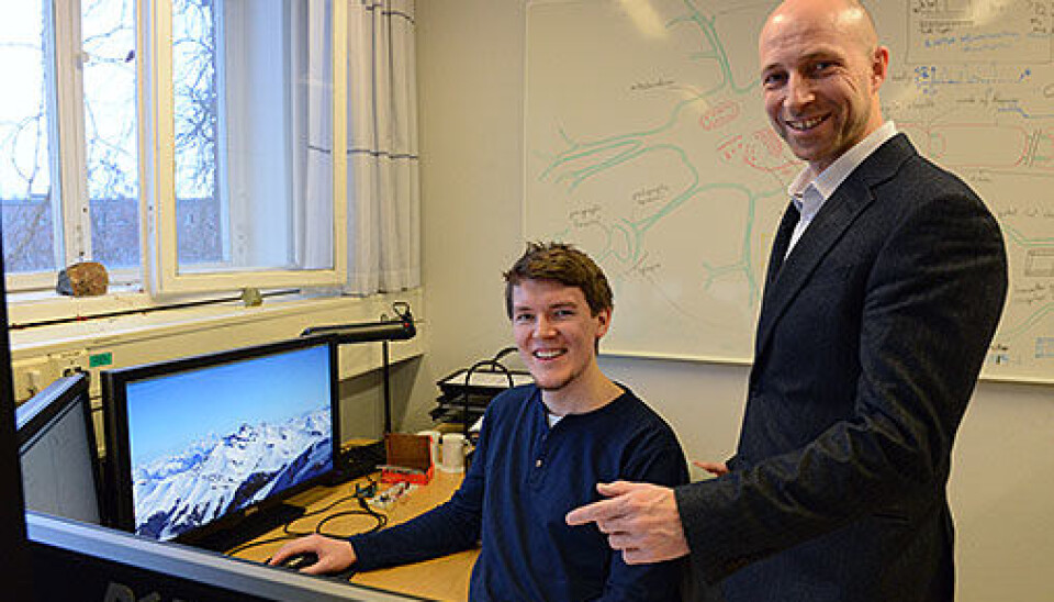 Professor Anders Malthe-Sørenssen (til høyre) får en halv million kroner av Olav Thon for å ha modernisert fysikkundervisningen, her med doktorgradsstudent Svenn-Arne Dragly. (Foto: Hilde Lynnebakken/UiO)