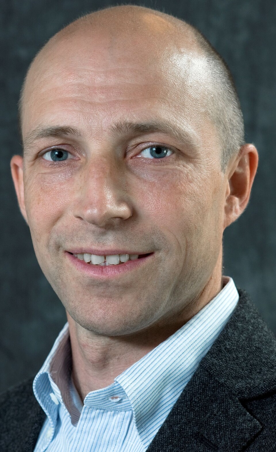 - Jeg tok for mange år siden i bruk mentometerknapper i undervisningen, der studentene svarer på ulike svaralternativer. Forskning viser at dette har en bedre pedagogisk effekt, sier Anders Malthe-Sørenssen, fysikkprofessor ved Universitetet i Oslo. (Foto: UiO)