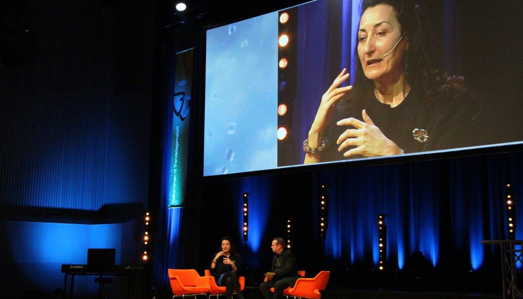 May-Britt Moser intervjues av kommunikasjonssjef Jørn Arve Flått i Sør-Trøndelag fylkeskommune under Trøndelagsmøtet tidligere denne uka. (Foto: Liv Ragnhild Holdhus Sjursen, NTNU) May-Britt Moser intervjues av kommunikasjonssjef Jørn Arve Flått i Sør-Trøndelag fylkeskommune under Trøndelagsmøtet tidligere denne uka. (Foto: Liv Ragnhild Holdhus Sjursen, NTNU)