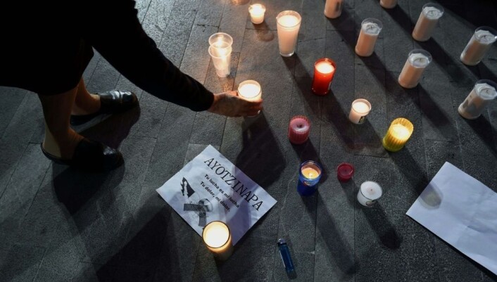I Mexico City minnes 43 savnede studenter under en demonstrasjon. Lovløsheten og narkokrigene i Mexico har svært høye dødstall. Siden 2006 har mer enn 80 000 mennesker blitt drept og 22 000 er savnet i landet. (Foto: Alfredo Estrella, Scanpix) I Mexico City minnes 43 savnede studenter under en demonstrasjon. Lovløsheten og narkokrigene i Mexico har svært høye dødstall. Siden 2006 har mer enn 80 000 mennesker blitt drept og 22 000 er savnet i landet. (Foto: Alfredo Estrella, Scanpix)