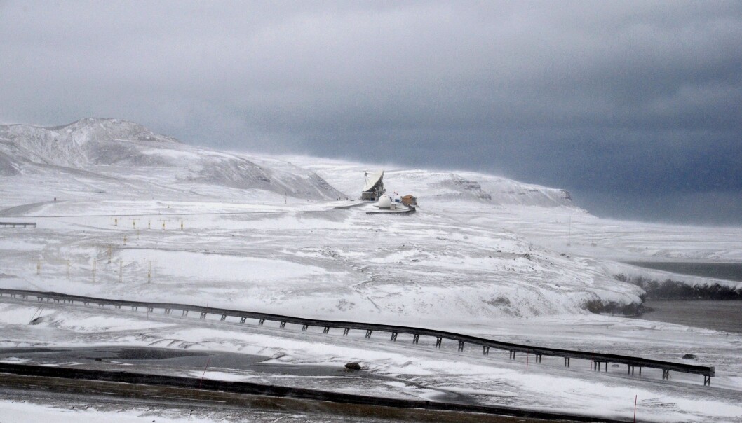 I barske forhold bygges kartverkets nye geodetiske jordobservatorium. Den skal ligge til høyre for den eksisterende stasjonen. (Foto: Helge M. Markusson, Framsenteret) I barske forhold bygges kartverkets nye geodetiske jordobservatorium. Den skal ligge til høyre for den eksisterende stasjonen. (Foto: Helge M. Markusson, Framsenteret)