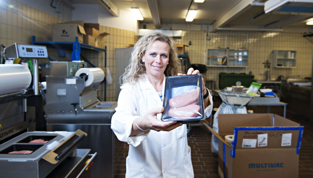 Forsker Marit Kvalvåg Pettersen ved Nofima prøver å finne riktig emballasje til kyllingen. (Foto: Nofima) Forsker Marit Kvalvåg Pettersen ved Nofima prøver å finne riktig emballasje til kyllingen. (Foto: Nofima)