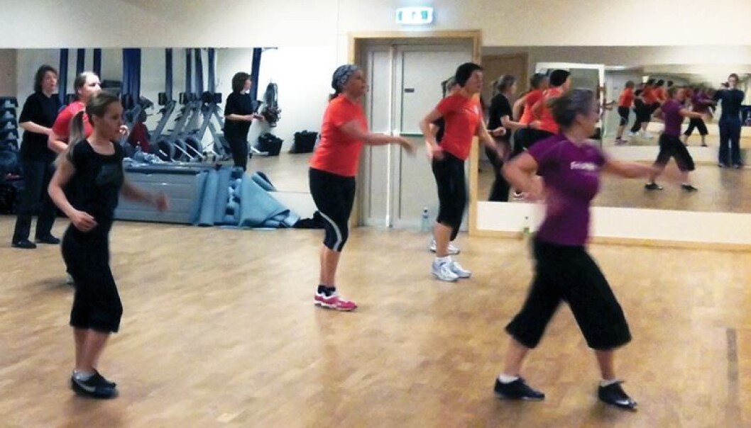 Slik fikk de mindre nakkevondt: Kvinnelige ansatte ved Nordlandssykehuset i Bodø trener zumba. (Foto: Svein Barene) Slik fikk de mindre nakkevondt: Kvinnelige ansatte ved Nordlandssykehuset i Bodø trener zumba. (Foto: Svein Barene)