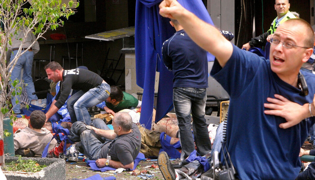 Sårede israelske sivile får førstehjelp etter et selvmordsangrep på Tel Avivs gamle busstasjon den 17. april 2001. (Foto: STR/REUTERS) Sårede israelske sivile får førstehjelp etter et selvmordsangrep på Tel Avivs gamle busstasjon den 17. april 2001. (Foto: STR/REUTERS)
