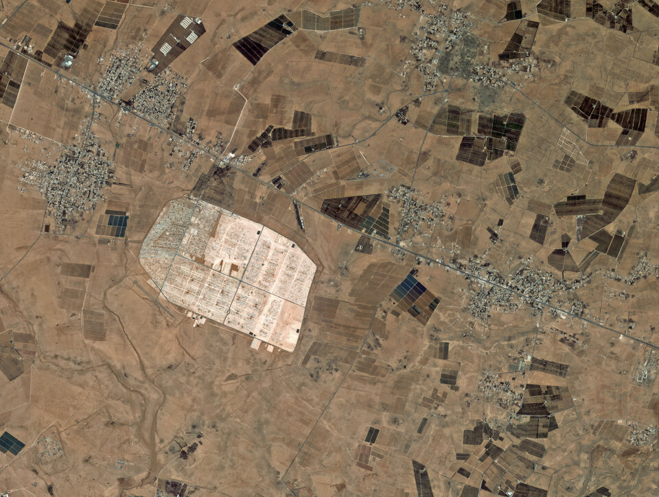 Den 3 km lange flyktningeleiren Zaatari i Jordan huser mer enn 100 000 flyktninger fra Syria. Bilde tatt av den sør-koreanske satellitten Kompsat-2 i 2013. (Foto: KARI/ESA)