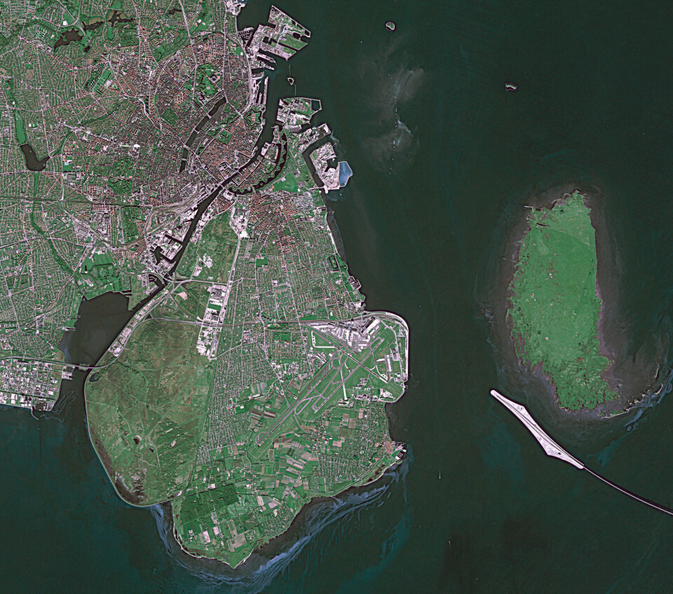 København med Kastrup flyplass og Øresundsbroen (nederst og til venstre i bildet) sett av satellitten SPOT-4 i 2004. (Foto: CNES/Spot Image)