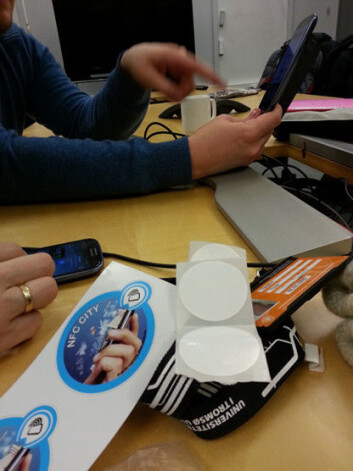 Bilde fra et møte hvor studentene som testet ut prosjektets tjenester lærte å programmere sine egne tagger. (Foto: Telenor) Bilde fra et møte hvor studentene som testet ut prosjektets tjenester lærte å programmere sine egne tagger. (Foto: Telenor)