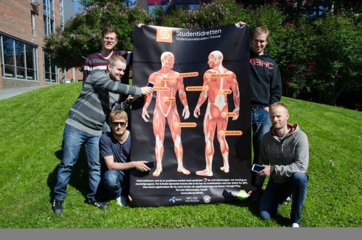 Studenter ved Institutt for informatikk ved UiT var med å utvikle treningsguiden som ble testet i prosjektet. Fra venstre ser du Aleksander Svendsen, Simon Nistad, Jan-Ove Karlberg, Martin Ernstsen og Erik Krane Langhaug. (Foto: Universitetet i Tromsø) Studenter ved Institutt for informatikk ved UiT var med å utvikle treningsguiden som ble testet i prosjektet. Fra venstre ser du Aleksander Svendsen, Simon Nistad, Jan-Ove Karlberg, Martin Ernstsen og Erik Krane Langhaug. (Foto: Universitetet i Tromsø)