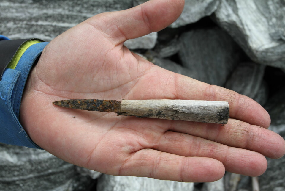 En liten kniv med treskaft, sannsynligvis fra jernalderen, var en av gjenstandene som arkeologene fant ved Lendbreen i Oppland sommeren 2014. (Foto: Oppland fylkeskommune)