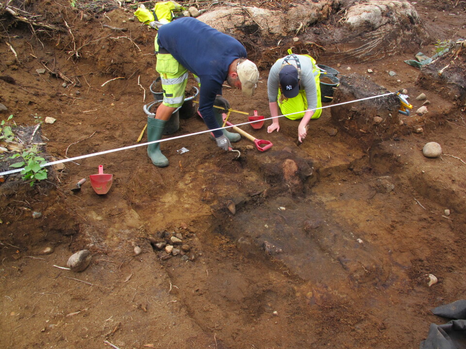 Her begynner arkeologene undersøkelsen av gravstedet. Selve utgravingen av innholdet i graven har forskerne ventet med til nå. i månedsskiftet januar/februar skal de begynne nærmere undersøkelser av dette, i et laboratorium. Foto: Kulturhistorisk museum ved Universitetet i Oslo