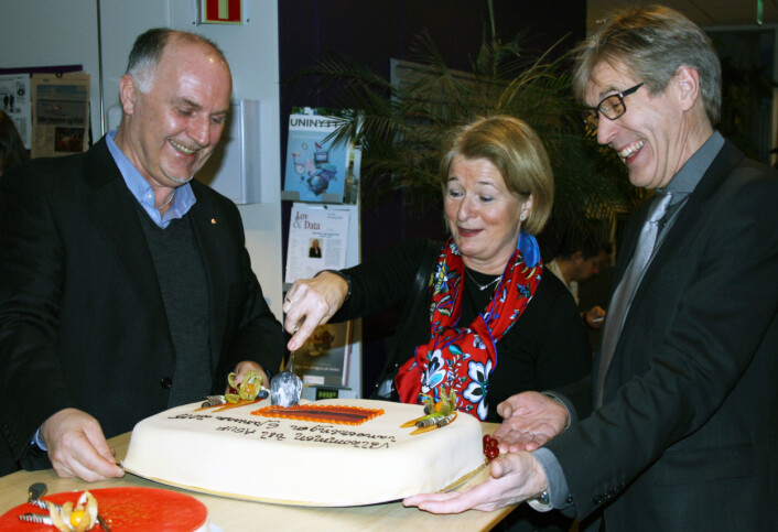 Her bryter de nyttårsforsettene 6. januar for å lansere Arktisk senter for ubemannede fly (ASUF). Fra venstre Geir-Arne Sørensen, kommersiell direktør i Lufttransport, Anne Husebekk, rektor ved UiT Norges arktiske universitet og Ivan C. Burkow, konsernsjef i Norut. (Foto: Rannveig H. Stiberg, Norut) Her bryter de nyttårsforsettene 6. januar for å lansere Arktisk senter for ubemannede fly (ASUF). Fra venstre Geir-Arne Sørensen, kommersiell direktør i Lufttransport, Anne Husebekk, rektor ved UiT Norges arktiske universitet og Ivan C. Burkow, konsernsjef i Norut. (Foto: Rannveig H. Stiberg, Norut)