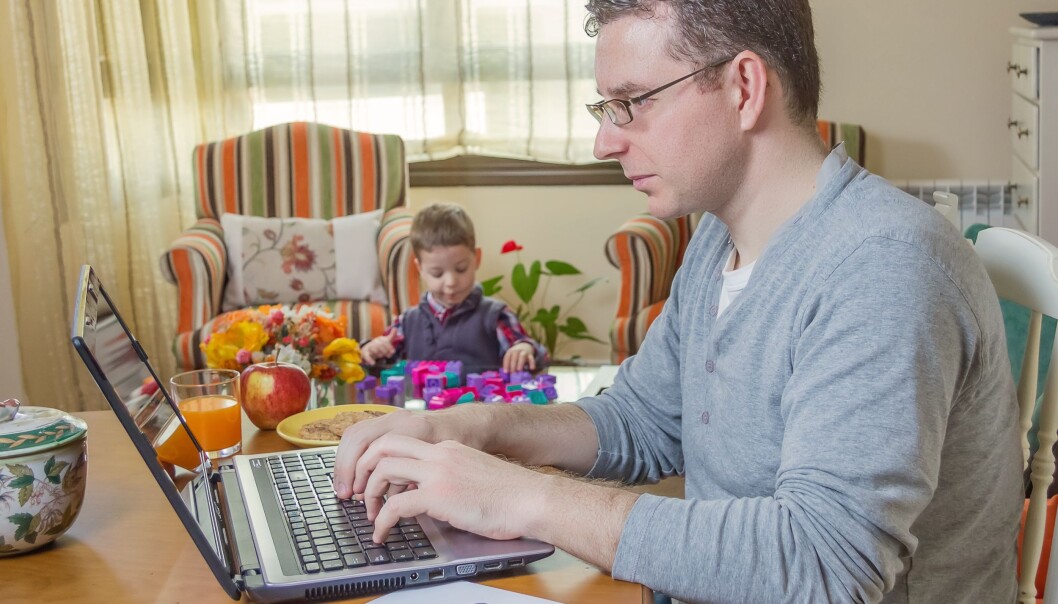 Det å jobbe hjemme kan gjøre at du ser mer til familien, men det er ikke sikkert at du får mer tid med den. (Foto: Colourbox) Det å jobbe hjemme kan gjøre at du ser mer til familien, men det er ikke sikkert at du får mer tid med den. (Foto: Colourbox)
