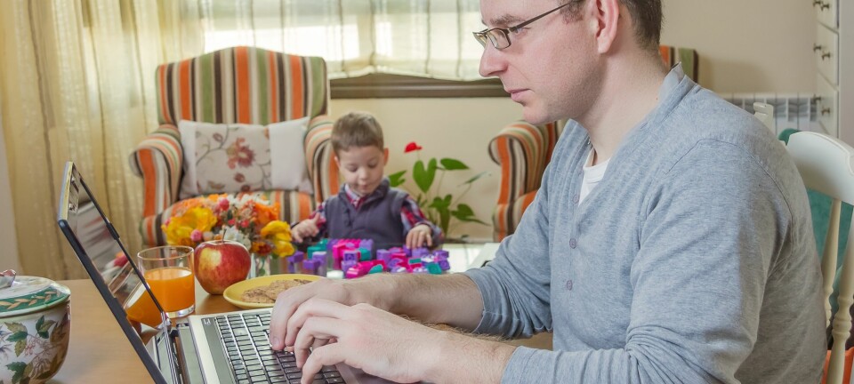 Det å jobbe hjemme kan gjøre at du ser mer til familien, men det er ikke sikkert at du får mer tid med den. (Foto: Colourbox)