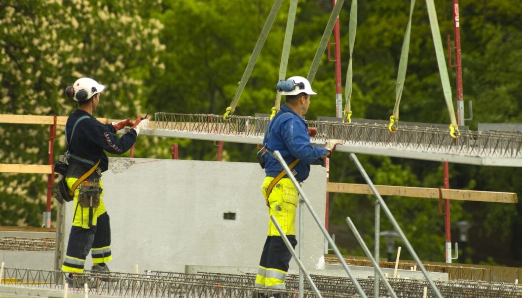 En av de tre typiske brukergruppen som forskerne identifiserer: Arbeidere, gjerne i dårlig regulerte jobber i bygg og anlegg, i fiskeindustrien, i transport eller i rengjøringsfirmaer. Det dreier seg ofte om små bedrifter i tøff konkurranse om oppdrag. Arbeiderne bruker amfetamin for å jobbe mer effektivt, ta på seg ekstra skift eller for å få oppdrag i havn i tide. (Foto: Scanpix, Jens Sølvberg) En av de tre typiske brukergruppen som forskerne identifiserer: Arbeidere, gjerne i dårlig regulerte jobber i bygg og anlegg, i fiskeindustrien, i transport eller i rengjøringsfirmaer. Det dreier seg ofte om små bedrifter i tøff konkurranse om oppdrag. Arbeiderne bruker amfetamin for å jobbe mer effektivt, ta på seg ekstra skift eller for å få oppdrag i havn i tide. (Foto: Scanpix, Jens Sølvberg)