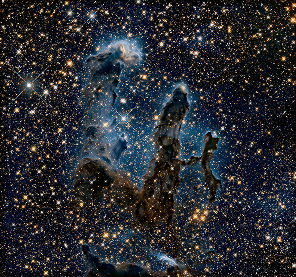 Det nye bildet, sett i infrarødt lys. Her kunne forskerne se at tårntoppene består av tette ansamlinger med gass og støv.  (Foto: NASA, ESA/Hubble and the Hubble Heritage Team)