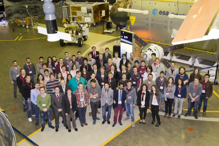 Studentene som besøkte ESTEC i desember 2014 og som hadde søkt om å få fly eksperimentene sine på forskningsballong eller sonderakett i REXUS/BEXUS-programmet. Foto: ESA  (Foto: ESA)