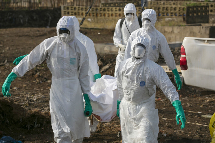 Helsearbeidere bærer en båre med liket av en person som antas å ha dødd av ebola. Nå er en ny og lovende vaksine utviklet. Dersom alt går som det skal kan den være ute på markedet til neste år.
(Foto: Baz Ratner, Reuters, NTB scanpix) Helsearbeidere bærer en båre med liket av en person som antas å ha dødd av ebola. Nå er en ny og lovende vaksine utviklet. Dersom alt går som det skal kan den være ute på markedet til neste år.
(Foto: Baz Ratner, Reuters, NTB scanpix)