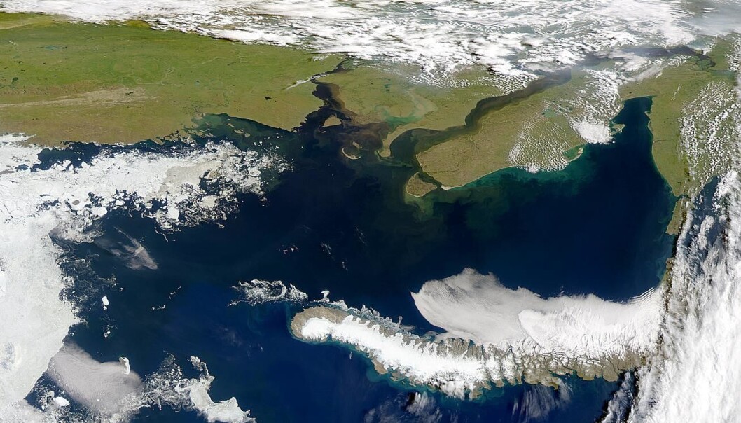 Karahavet er en del av Polhavet mellom Novaja Zemlja og Jamalhalvøya på det sibirske fastlandet. Sibirsk permafrost strekker seg til havbunnen i Karahavet, og det tiner. (Foto: NASA) Karahavet er en del av Polhavet mellom Novaja Zemlja og Jamalhalvøya på det sibirske fastlandet. Sibirsk permafrost strekker seg til havbunnen i Karahavet, og det tiner. (Foto: NASA)