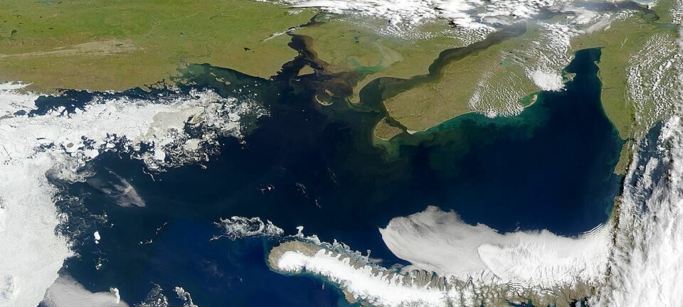 Karahavet er en del av Polhavet mellom Novaja Zemlja og Jamalhalvøya på det sibirske fastlandet. Sibirsk permafrost strekker seg til havbunnen i Karahavet, og det tiner. (Foto: NASA)