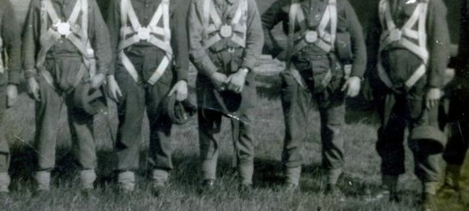 Fallskjermtrening i 1940. Wallis Jackson er nummer to fra høyre. (Foto: UiS)