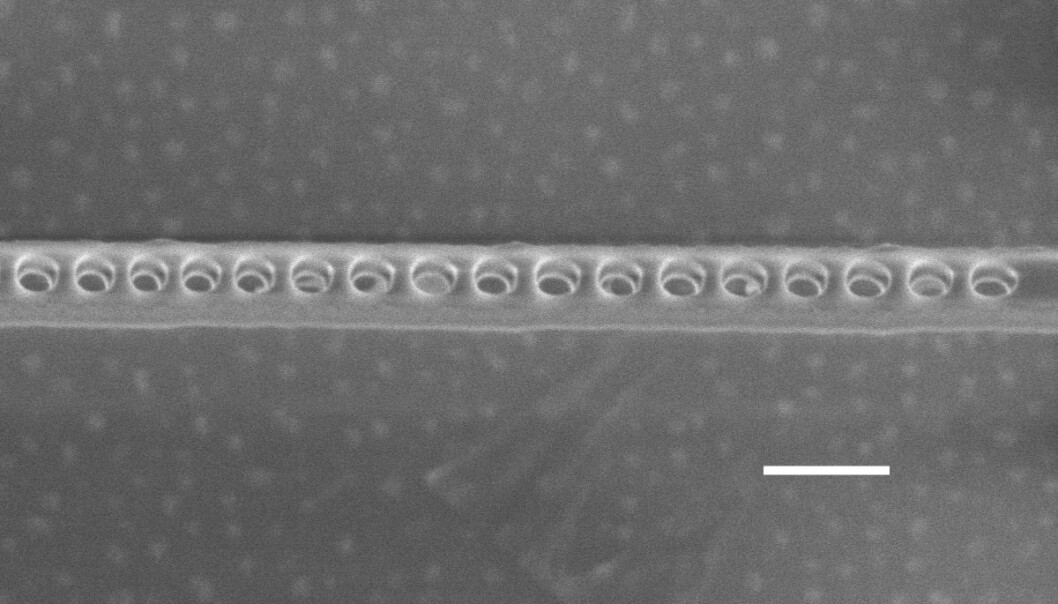 Elektronmikroskopet viser hullene i det tynne diamantlaget som forsterker lys fra elektroner. Disse elektronene lagrer kvantedata med en ny teknologi som er utviklet ved Harvard University, University of California og University of Chicago. Den vannrette hvite linja angir en lengde på 200 nanometer, eller 200 milliondels millimeter. (Bilde: Evelyn Hu/Harvard) Elektronmikroskopet viser hullene i det tynne diamantlaget som forsterker lys fra elektroner. Disse elektronene lagrer kvantedata med en ny teknologi som er utviklet ved Harvard University, University of California og University of Chicago. Den vannrette hvite linja angir en lengde på 200 nanometer, eller 200 milliondels millimeter. (Bilde: Evelyn Hu/Harvard)