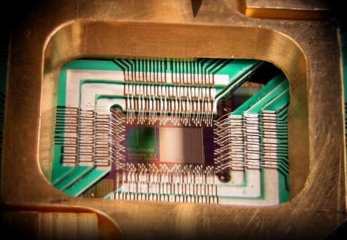 En databrikke som kan lagre 128 qbits, fra produsenten D-Wave Systems, som blant har levert maskiner til Quantum Artificial Intelligence Lab, et samarbeid mellom Google og NASA. (Foto: D-Wave Systems, Creative Commons) En databrikke som kan lagre 128 qbits, fra produsenten D-Wave Systems, som blant har levert maskiner til Quantum Artificial Intelligence Lab, et samarbeid mellom Google og NASA. (Foto: D-Wave Systems, Creative Commons)