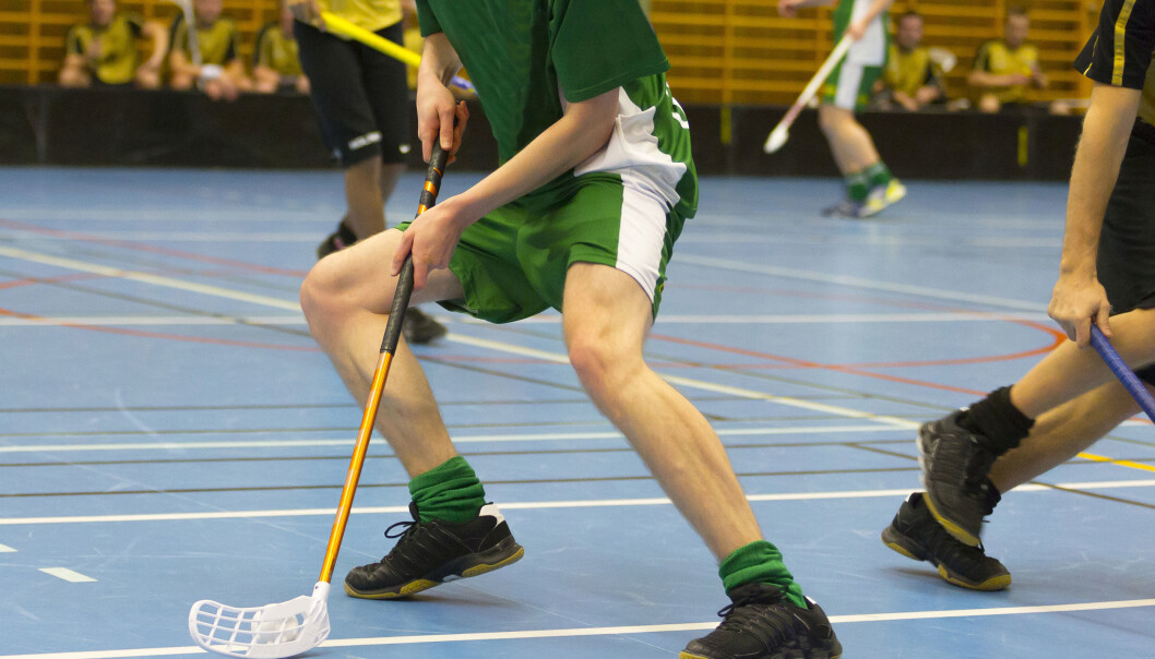 Innebandy innebærer raske bevegelser, bråstans og bråvendinger og belastningsskader er utbredt. (Foto: Microstock) Innebandy innebærer raske bevegelser, bråstans og bråvendinger og belastningsskader er utbredt. (Foto: Microstock)