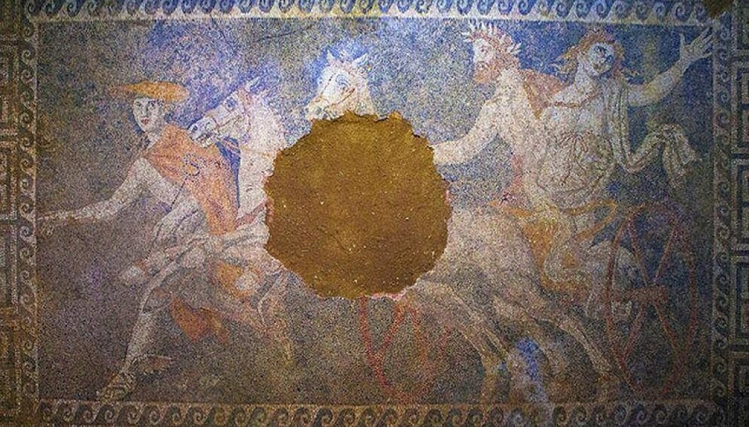 Gulvet i graven i Amphipolis er utsmykket med mosaikk. (Foto: Wikimedia Commons. Bildet er offentlig eiendom) Gulvet i graven i Amphipolis er utsmykket med mosaikk. (Foto: Wikimedia Commons. Bildet er offentlig eiendom)