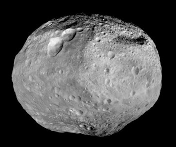 Vesta i asteroidebeltet, sett av Dawn. (Foto: NASA) Vesta i asteroidebeltet, sett av Dawn. (Foto: NASA)