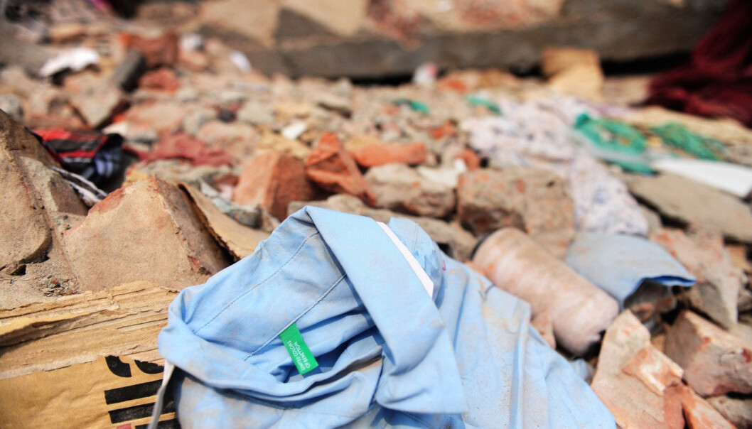 En Benetton-skjorte ligger i den kollapsede tekstilfabrikken i Savar utenfor Dhaka i Bangladesh, der over 1100 mennesker døde. (Foto: AFP) En Benetton-skjorte ligger i den kollapsede tekstilfabrikken i Savar utenfor Dhaka i Bangladesh, der over 1100 mennesker døde. (Foto: AFP)
