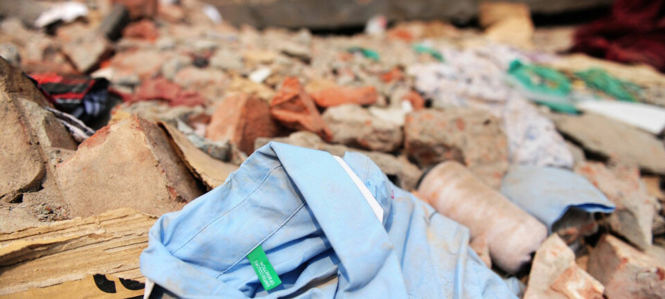En Benetton-skjorte ligger i den kollapsede tekstilfabrikken i Savar utenfor Dhaka i Bangladesh, der over 1100 mennesker døde. (Foto: AFP)
