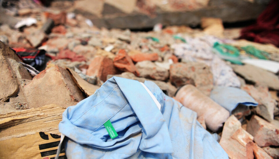 En Benetton-skjorte ligger i den kollapsede tekstilfabrikken i Savar utenfor Dhaka i Bangladesh, der over 1100 mennesker døde. (Foto: AFP)