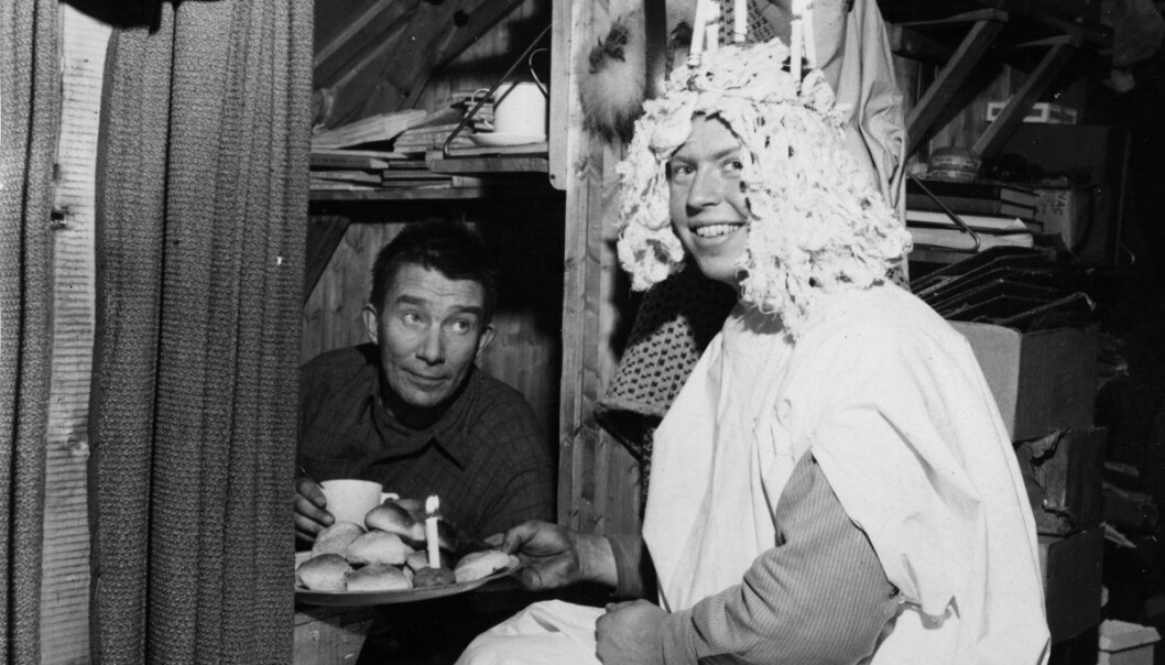 Sankta Lucia tar ekspedisjonssjefen på senga med ferske boller. Året er 1950. Stedet er Antarktis. (Foto: Norsk Polarinstitutts bildearkiv) Sankta Lucia tar ekspedisjonssjefen på senga med ferske boller. Året er 1950. Stedet er Antarktis. (Foto: Norsk Polarinstitutts bildearkiv)