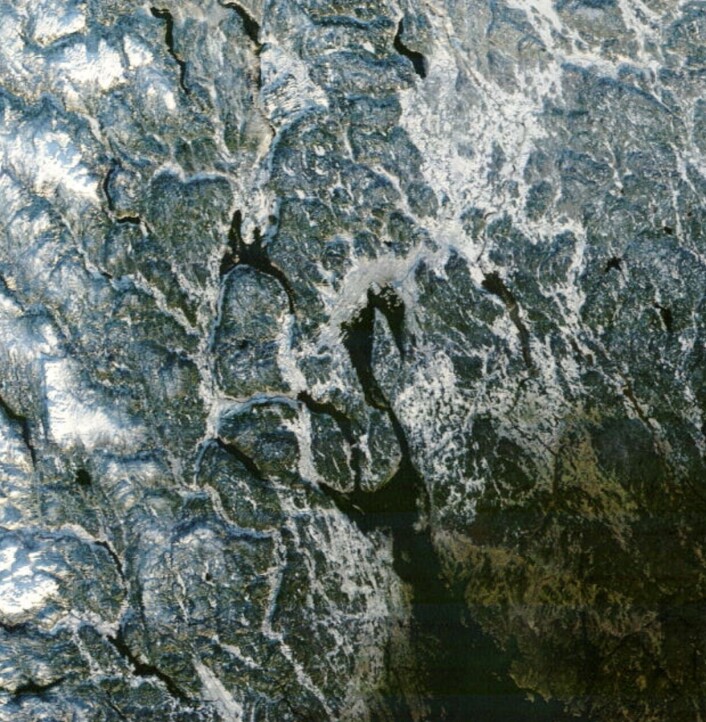 Satellittbilde tatt 25. desember 2014 fra NASAs satellitt Terra. Akershus er snødekket, mens det er barfrost i store deler av Østfold. (Bilde: NASA Terra MODIS) Satellittbilde tatt 25. desember 2014 fra NASAs satellitt Terra. Akershus er snødekket, mens det er barfrost i store deler av Østfold. (Bilde: NASA Terra MODIS)