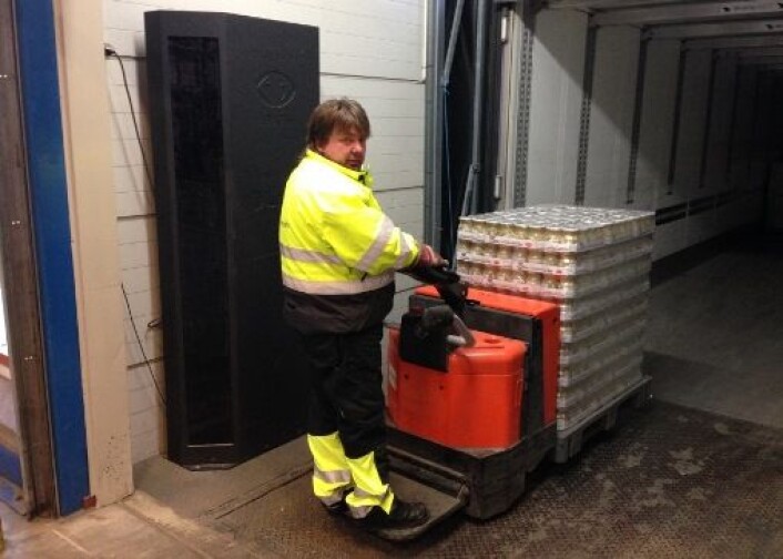 Vareleveranse på Coops regionallager i Trondheim. Varen blir automatisk tilgjengelig for kunden i det pallen passerer antenna i den den store, sorte boksen ved veggen. (Foto: Coop) Vareleveranse på Coops regionallager i Trondheim. Varen blir automatisk tilgjengelig for kunden i det pallen passerer antenna i den den store, sorte boksen ved veggen. (Foto: Coop)