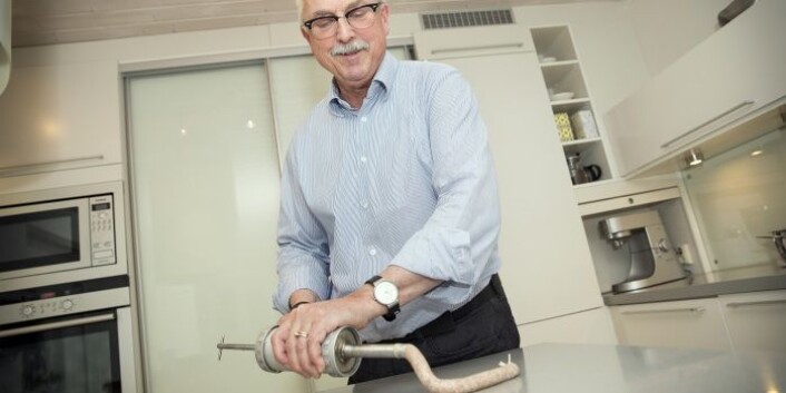 Professor Trygve Magne Eikevik lager helst sine egne pølser. Han har tips å komme med også. (Foto: Ole Morten Melgård, NTNU) Professor Trygve Magne Eikevik lager helst sine egne pølser. Han har tips å komme med også. (Foto: Ole Morten Melgård, NTNU)