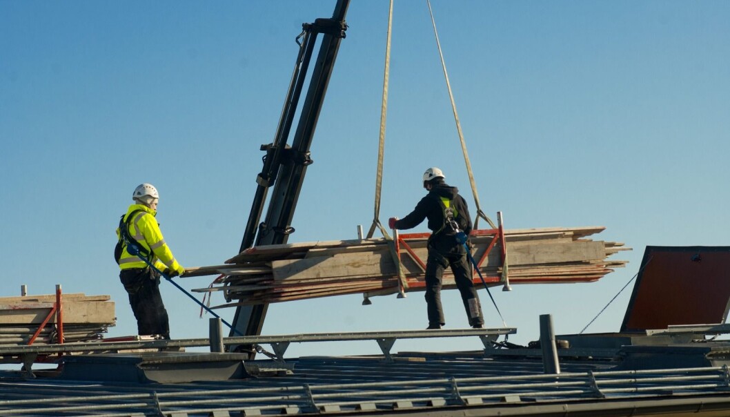 Utenlandske bygg- og anleggsarbeidere er 50 prosent mer utsatt for arbeidsulykker enn nordmenn. (Illustrasjonsfoto: Jens Sølvberg, Samfoto) Utenlandske bygg- og anleggsarbeidere er 50 prosent mer utsatt for arbeidsulykker enn nordmenn. (Illustrasjonsfoto: Jens Sølvberg, Samfoto)