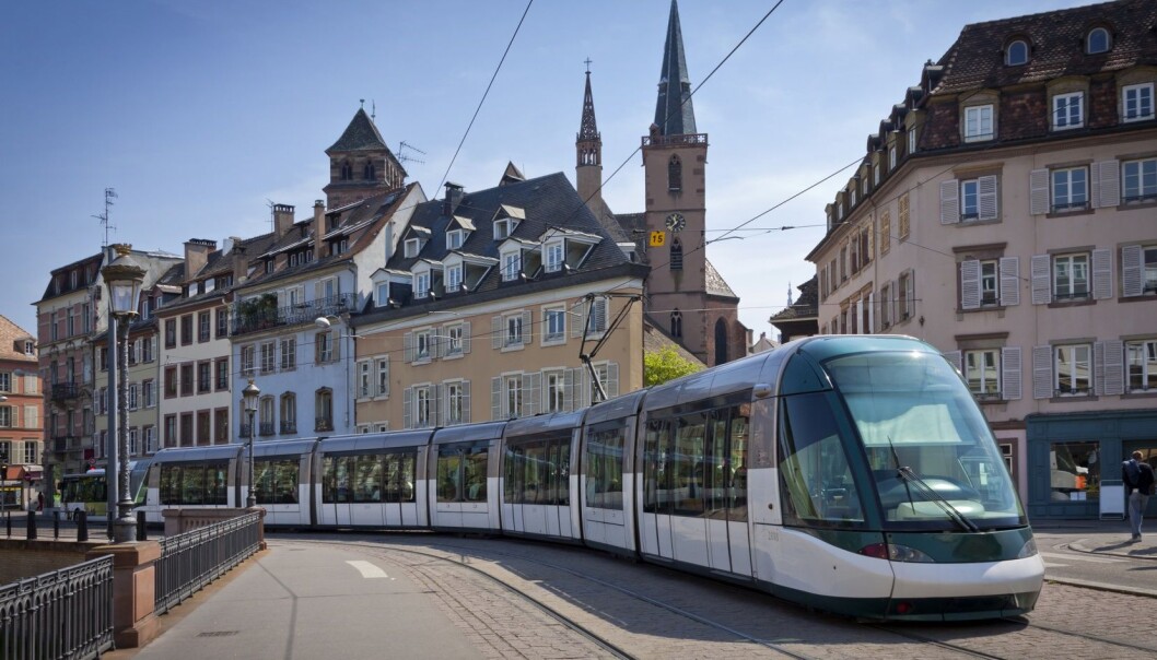 I Strasbourg i Frankrike går trikken gjennom de gamle gatene i Strasbourg, et eksempel på det forsker Anne Bregnballe ønsker seg mer av. (Foto: Microstock) I Strasbourg i Frankrike går trikken gjennom de gamle gatene i Strasbourg, et eksempel på det forsker Anne Bregnballe ønsker seg mer av. (Foto: Microstock)