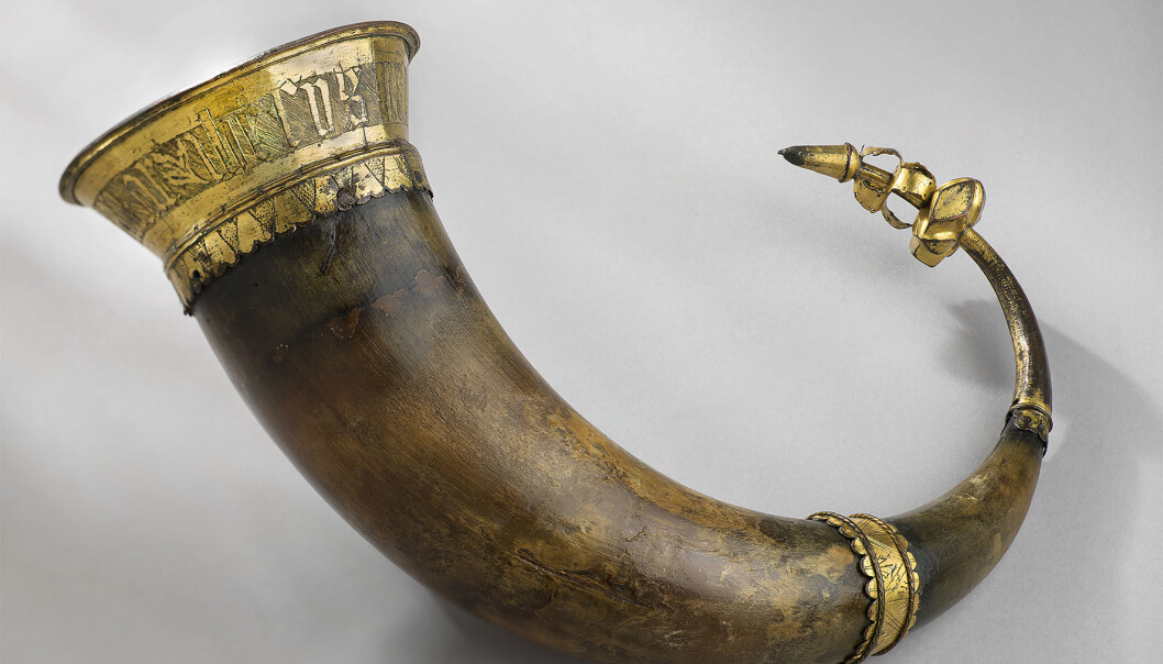 Drikkehorn fra middelalderen, med messingbeslag rundt åpningen og innskrift i minuskler: ihecus. iacpar. melchior. baltazar. Hornet har et beslag i enden som en gjennombrudt, hul kjegle. (Foto: Åge Hojem, NTNU Vitenskapsmuseet) Drikkehorn fra middelalderen, med messingbeslag rundt åpningen og innskrift i minuskler: ihecus. iacpar. melchior. baltazar. Hornet har et beslag i enden som en gjennombrudt, hul kjegle. (Foto: Åge Hojem, NTNU Vitenskapsmuseet)