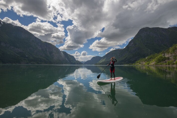 Folk rapporterer ofte en høyere grad av positive følelser etter de har vært ute i naturen. Som oftest er det i disse studiene snakk om grønne omgivelser med et synlig vann eller lignende. (Foto: Scanpix, Anette Karlsen) Folk rapporterer ofte en høyere grad av positive følelser etter de har vært ute i naturen. Som oftest er det i disse studiene snakk om grønne omgivelser med et synlig vann eller lignende. (Foto: Scanpix, Anette Karlsen)