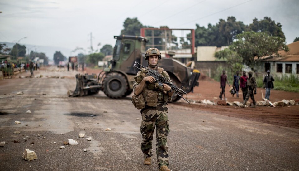 Dette bildet fra mai i år viser en fransk patrulje i sentrum av Bangui. Internasjonale soldater klarte å redusere konflikten mellom befolkningsgruppene, men gjorde samtidig den etniske rensingen enklere, viser norsk forskning. (Foto: NTB scanpix/AFP)