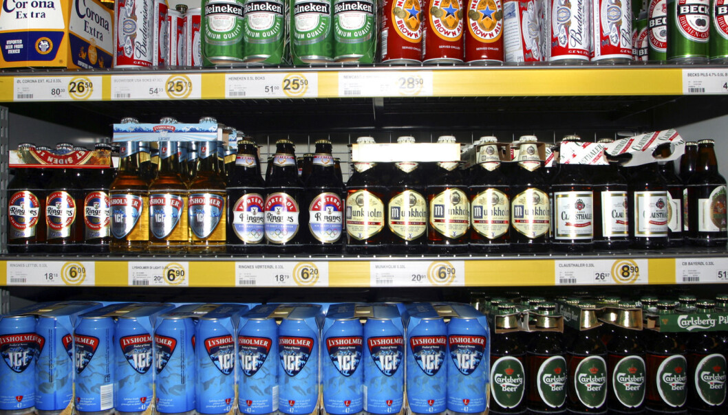 Forskning viser at at regulering av pris og tilgang til alkohol er blant de mest effektive tiltakene for å holde omfanget av alkoholrelaterte skader lavt. Nå har forskere sett på hva som skal til for at folk aksepterer slike reguleringer. (Foto: Scanpix) Forskning viser at at regulering av pris og tilgang til alkohol er blant de mest effektive tiltakene for å holde omfanget av alkoholrelaterte skader lavt. Nå har forskere sett på hva som skal til for at folk aksepterer slike reguleringer. (Foto: Scanpix)